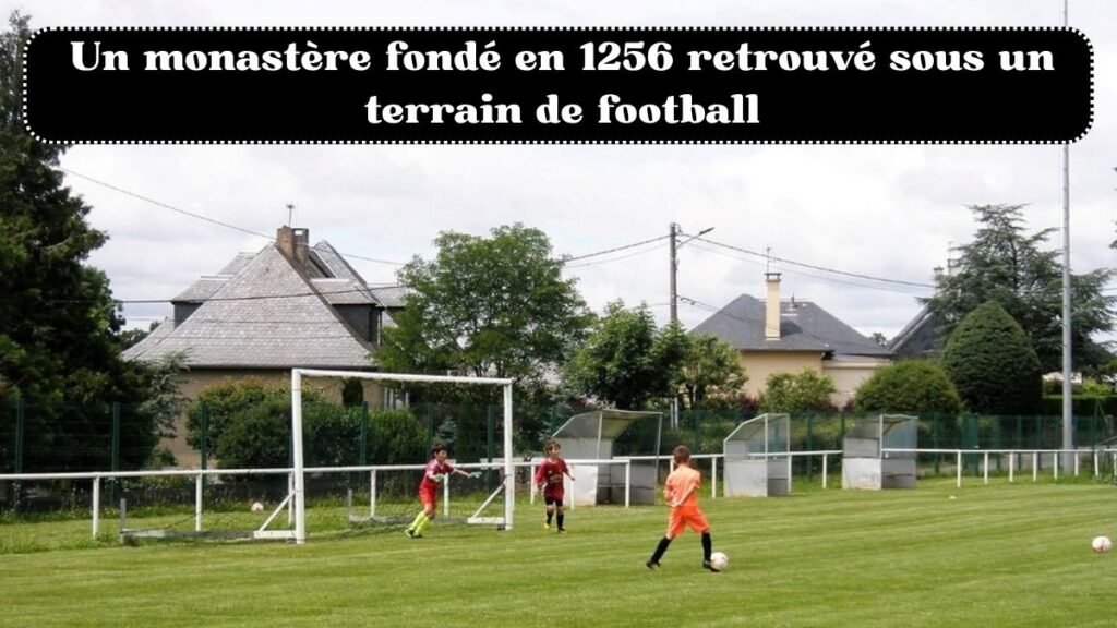 monastère médiéval, monastère fondé en 1256, découverte archéologique, terrain de football, monastère retrouvé, archéologie médiévale, découverte historique, patrimoine historique, monastère du XIIIe siècle, site archéologique, découverte sans excavation, histoire médiévale, vestiges médiévaux, mystère historique, actualité archéologique, Copier les tags