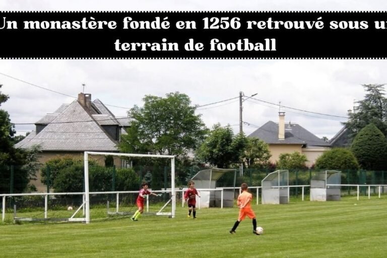 monastère médiéval, monastère fondé en 1256, découverte archéologique, terrain de football, monastère retrouvé, archéologie médiévale, découverte historique, patrimoine historique, monastère du XIIIe siècle, site archéologique, découverte sans excavation, histoire médiévale, vestiges médiévaux, mystère historique, actualité archéologique, Copier les tags